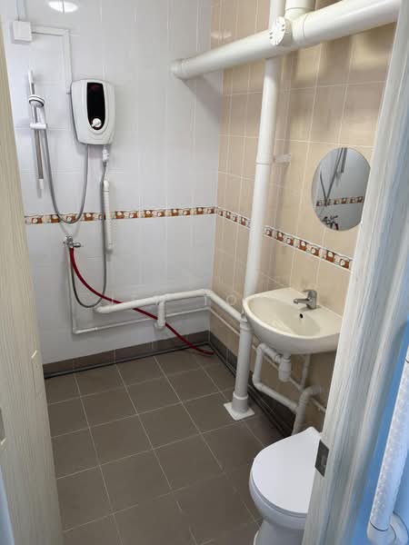 304 Hougang Avenue 5, 304 Hougang Avenue 5, 2 Bedrooms, 796 sqft, HDB Flat For Sale, by Jen Tong, 500173783 - Master Bathroom - PropertyGuru.com.sg
