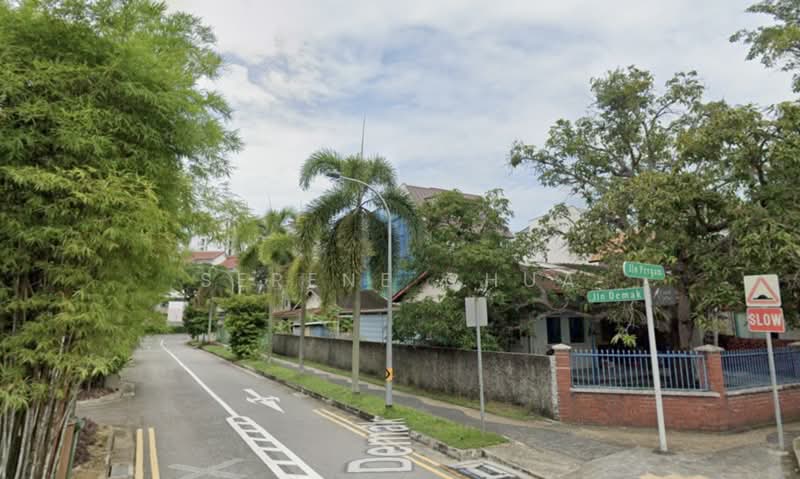 Freehold Single Storey Renovated Semi-D near MRT, , 5 Bedrooms, 2,500 sqft, Semi-Detached House For Sale, by Serene Chua, 500173784 - Exterior - PropertyGuru.com.sg
