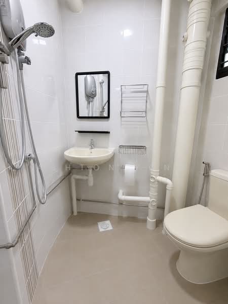 261 Jurong East Street 24, 261 Jurong East Street 24, 3 Bedrooms, 1,023 sqft, HDB Flat For Sale, by Ashton Yong, 500173811 - Bathroom - PropertyGuru.com.sg