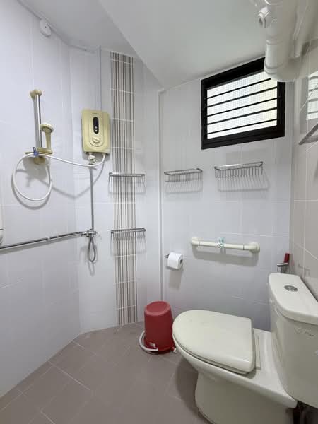 261 Jurong East Street 24, 261 Jurong East Street 24, 3 Bedrooms, 1,023 sqft, HDB Flat For Sale, by Ashton Yong, 500173811 - Bathroom - PropertyGuru.com.sg