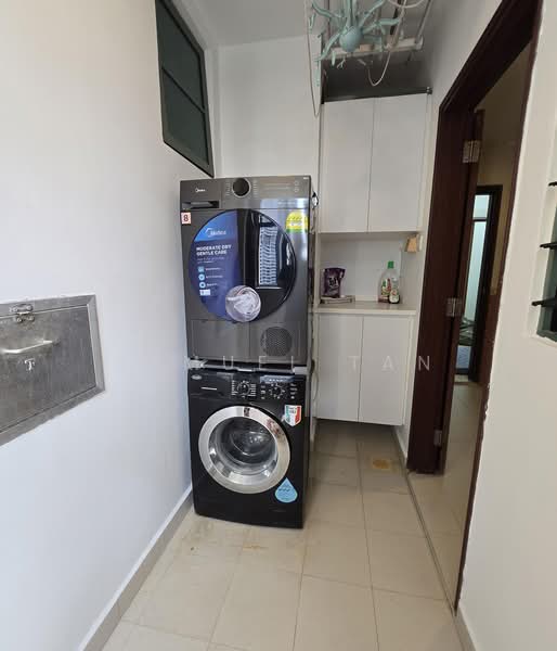 Tanglin Regency, 383 Tanglin Road, Room Rental, 180 sqft, Condominium For Rent, by Samuel Tan, 500173828 - Washer & Dryer - PropertyGuru.com.sg