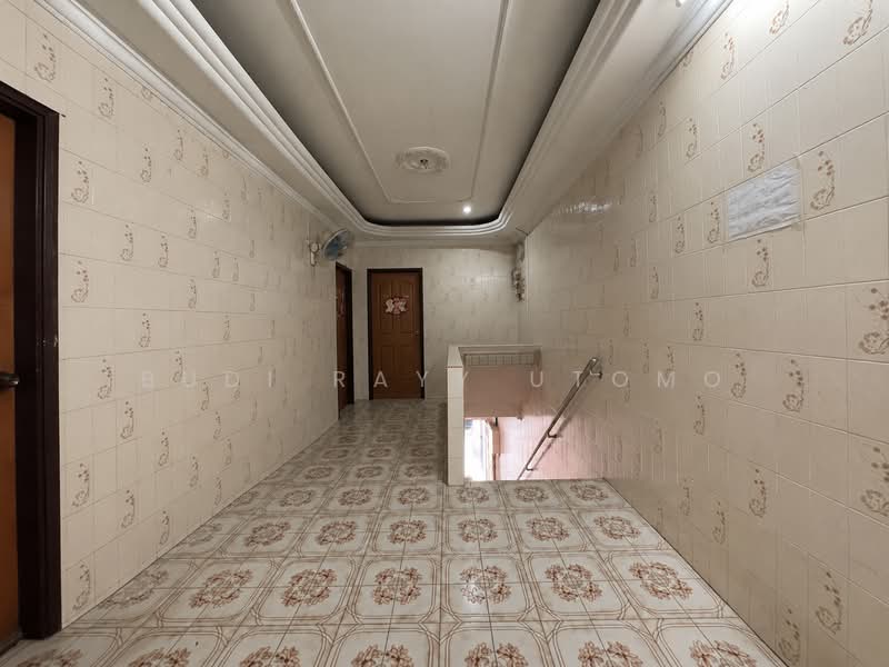 43A Lorong 20 Geylang, Lorong 20 Geylang, 4 Bedrooms, 1,162 sqft, Walk-up Apartment For Sale, by Budi Rayy Utomo, 500173855 - Corridor - PropertyGuru.com.sg