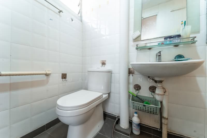 717 Clementi West Street 2, 717 Clementi West Street 2, 3 Bedrooms, 1,270 sqft, HDB Flat For Sale, by Chua Le Bing, 500173857 - Bathroom - PropertyGuru.com.sg