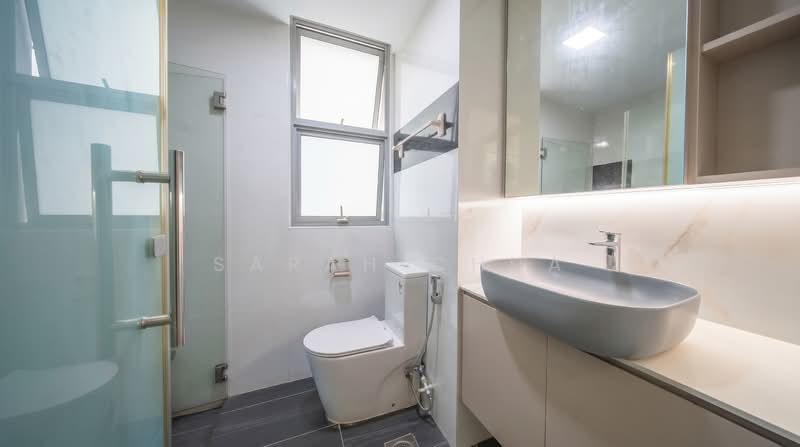 Lakeholmz, 82 Corporation Road, 3 Bedrooms, 1,313 sqft, Condominium For Sale, by Sarah Chua, 500173861 - Bathroom - PropertyGuru.com.sg