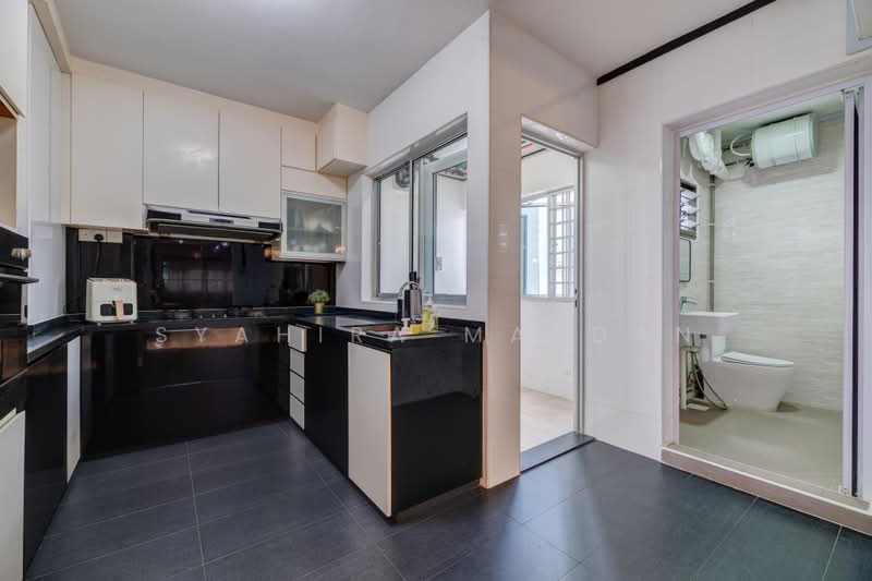 841 Woodlands Street 82, 841 Woodlands Street 82, 3 Bedrooms, 1,087 sqft, HDB Flat For Sale, by Syahira Mardan, 500173902 - Kitchen - PropertyGuru.com.sg
