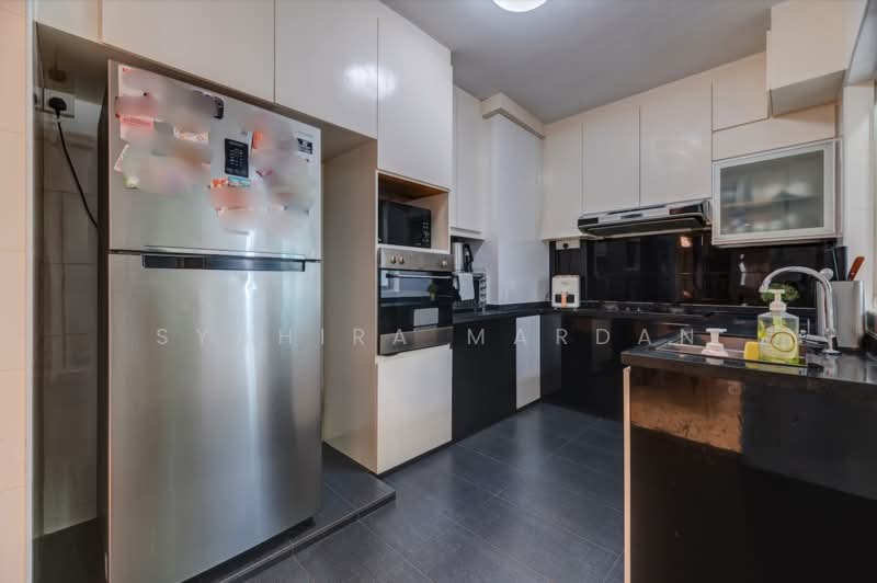 841 Woodlands Street 82, 841 Woodlands Street 82, 3 Bedrooms, 1,087 sqft, HDB Flat For Sale, by Syahira Mardan, 500173902 - Kitchen - PropertyGuru.com.sg