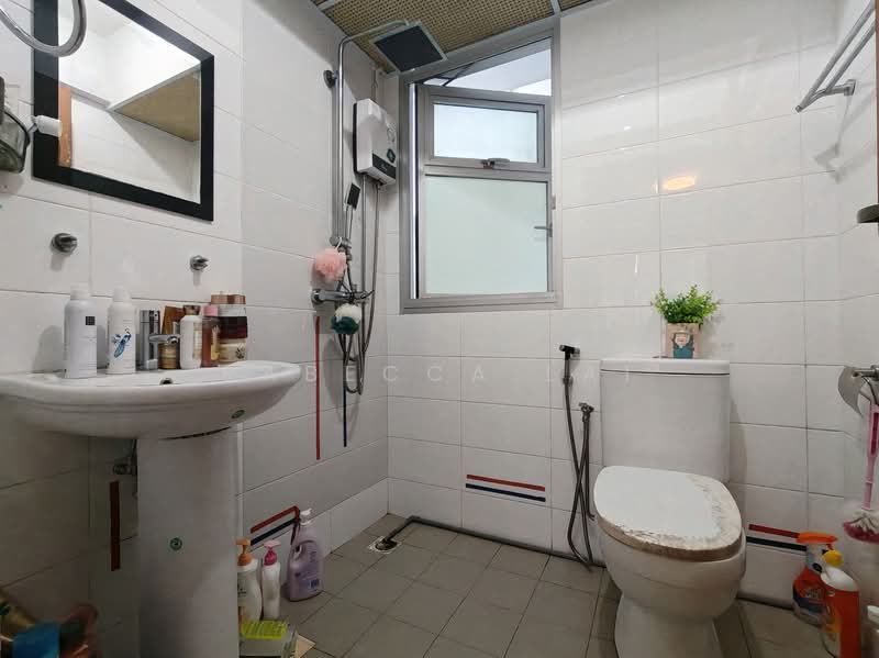 117A Jalan Tenteram, 117A Jalan Tenteram, 2 Bedrooms, 721 sqft, HDB Flat For Sale, by Rabecca Lai, 500173993 - Bathroom - PropertyGuru.com.sg