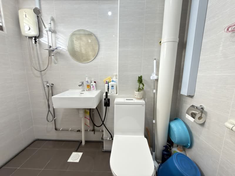 295 Choa Chu Kang Avenue 2, 295 Choa Chu Kang Avenue 2, 5 Bedrooms, 1,216 sqft, HDB Flat For Sale, by Sam Lim, 500174025 - Bathroom - PropertyGuru.com.sg