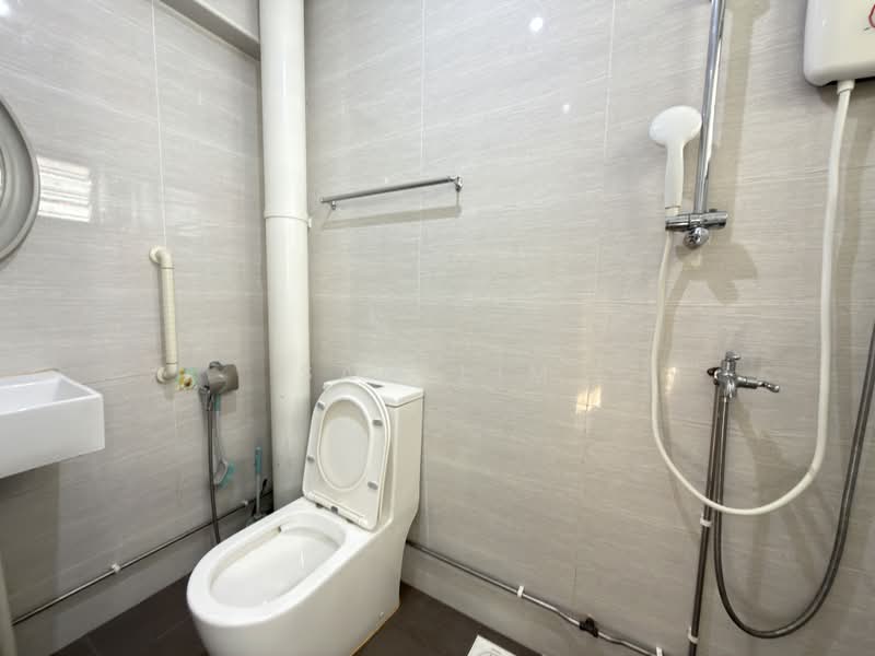295 Choa Chu Kang Avenue 2, 295 Choa Chu Kang Avenue 2, 5 Bedrooms, 1,216 sqft, HDB Flat For Sale, by Sam Lim, 500174025 - Bathroom - PropertyGuru.com.sg