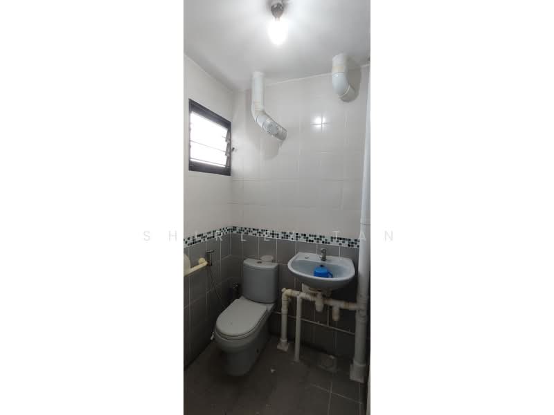 542 Ang Mo Kio Avenue 10, 542 Ang Mo Kio Avenue 10, 2 Bedrooms, 732 sqft, HDB Flat For Sale, by Shirley Tan, 500174026 - Bathroom - PropertyGuru.com.sg
