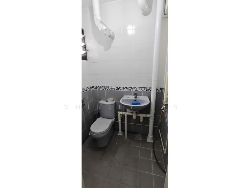 542 Ang Mo Kio Avenue 10, 542 Ang Mo Kio Avenue 10, 2 Bedrooms, 732 sqft, HDB Flat For Sale, by Shirley Tan, 500174026 - Master Bathroom current - PropertyGuru.com.sg