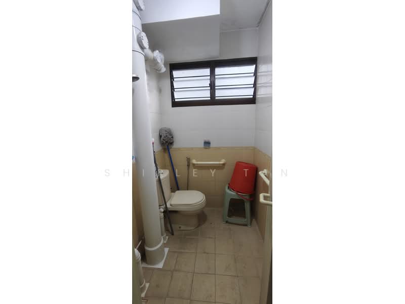 542 Ang Mo Kio Avenue 10, 542 Ang Mo Kio Avenue 10, 2 Bedrooms, 732 sqft, HDB Flat For Sale, by Shirley Tan, 500174026 - Common Bathroom current - PropertyGuru.com.sg