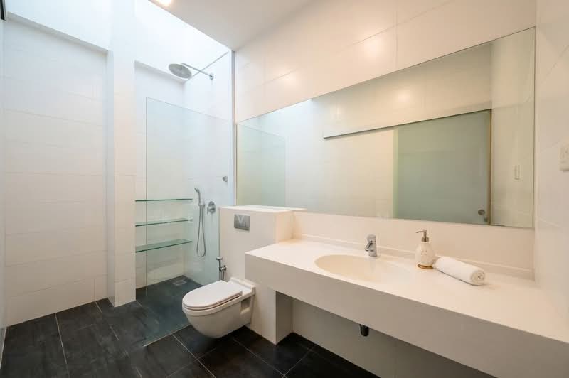 ⭐️Keris Estate⭐️ Walk to MRT ⭐️1,723 Sqft Home in D15 Established Landed Pocket, Tucked Within a Charming East Coast Landed Pocket. Away from main road., 5 Bedrooms, 2,900 sqft, Terraced House For Sale, by Kelvin Lim, 500174033 - Bathroom - PropertyGuru.com.sg