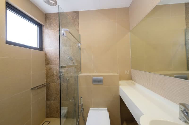 ⭐️Keris Estate⭐️ Walk to MRT ⭐️1,723 Sqft Home in D15 Established Landed Pocket, Tucked Within a Charming East Coast Landed Pocket. Away from main road., 5 Bedrooms, 2,900 sqft, Terraced House For Sale, by Kelvin Lim, 500174033 - Bathroom - PropertyGuru.com.sg