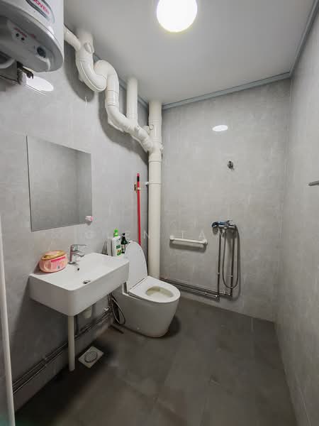 427 Choa Chu Kang Avenue 4, 427 Choa Chu Kang Avenue 4, 3 Bedrooms, 1,119 sqft, HDB Flat For Sale, by Glen Tay, 500174035 - Bathroom - PropertyGuru.com.sg
