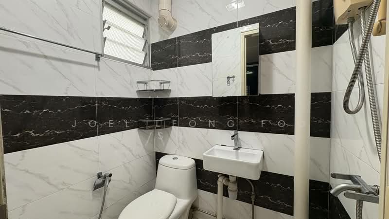 132 Bedok North Street 2, 132 Bedok North Street 2, 3 Bedrooms, 990 sqft, HDB Flat For Sale, by Joel Leong Foo Shun, 500174044 - Master Bedroom Toilet - PropertyGuru.com.sg