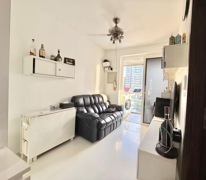 Suites @ Topaz, 3 Topaz Road, 1 Bedroom, 420 sqft, Condominium For Sale, by Clarence Kok, 500174122 - Living Room - PropertyGuru.com.sg