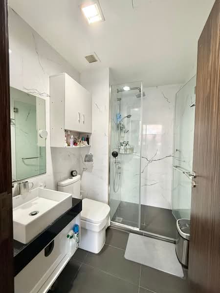 Suites @ Topaz, 3 Topaz Road, 1 Bedroom, 420 sqft, Condominium For Sale, by Clarence Kok, 500174122 - Bathroom - PropertyGuru.com.sg