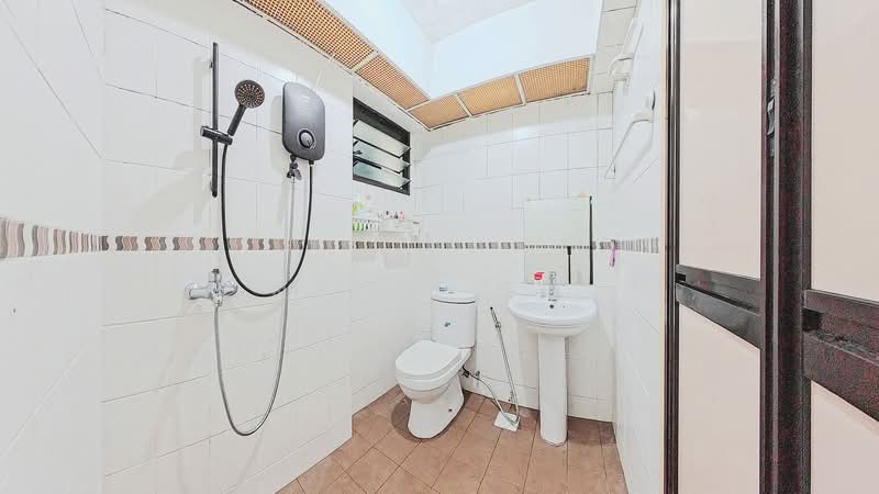 372 Jurong East Street 32, 372 Jurong East Street 32, 2 Bedrooms, 688 sqft, HDB Flat For Sale, by Nazriff ., 500174138 - Common Bathroom - PropertyGuru.com.sg