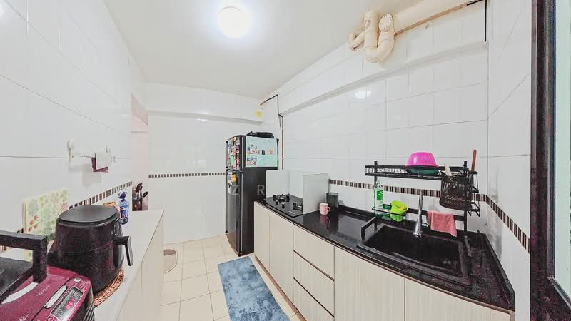 372 Jurong East Street 32, 372 Jurong East Street 32, 2 Bedrooms, 688 sqft, HDB Flat For Sale, by Nazriff ., 500174138 - Kitchen - PropertyGuru.com.sg