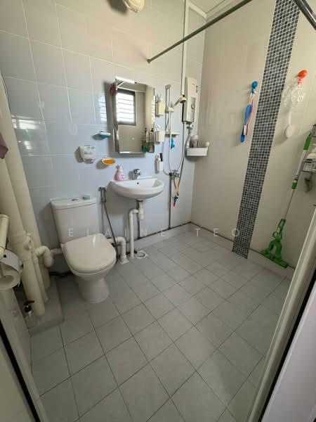110 Mcnair Road, 110 Mcnair Road, 4 Bedrooms, 1,550 sqft, HDB Flat For Sale, by Elaine Teo, 500174158 - Bathroom - PropertyGuru.com.sg