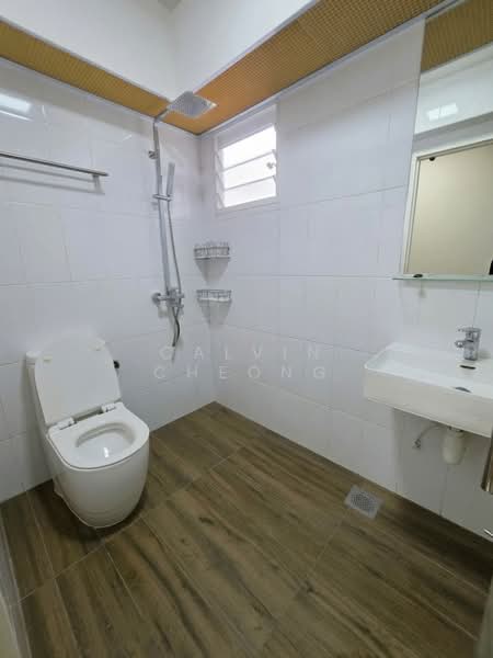 217A Sumang Walk, 217A Sumang Walk, 4 Bedrooms, 990 sqft, HDB Flat For Sale, by Calvin Cheong, 500174171 - Common Bathroom - PropertyGuru.com.sg