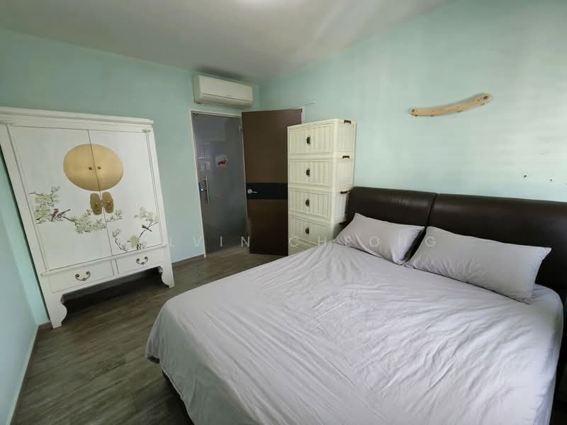 217A Sumang Walk, 217A Sumang Walk, 4 Bedrooms, 990 sqft, HDB Flat For Sale, by Calvin Cheong, 500174171 - Master Bedroom - PropertyGuru.com.sg