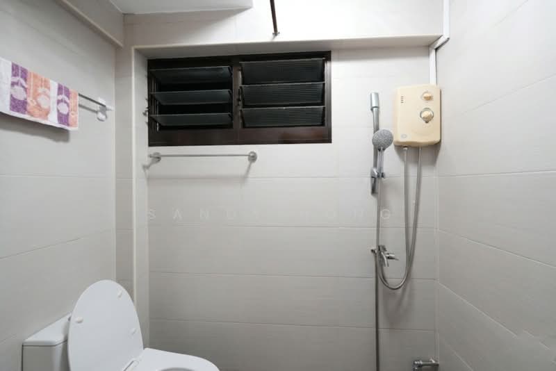 518 Jurong West Street 52, 518 Jurong West Street 52, 3 Bedrooms, 1,130 sqft, HDB Flat For Sale, by Sandy Hong, 500174176 - Bathroom - PropertyGuru.com.sg
