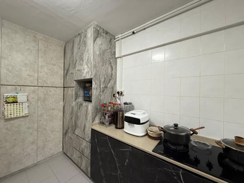 693 Hougang Street 61, 693 Hougang Street 61, 3 Bedrooms, 904 sqft, HDB Flat For Sale, by Hasnah Hassan Goh, 500174191 - Kitchen - PropertyGuru.com.sg