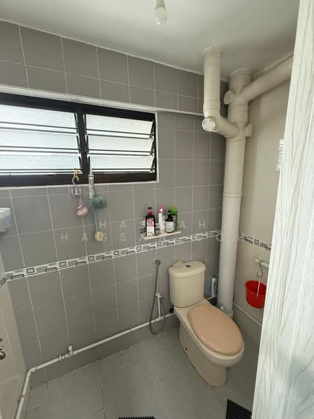 693 Hougang Street 61, 693 Hougang Street 61, 3 Bedrooms, 904 sqft, HDB Flat For Sale, by Hasnah Hassan Goh, 500174191 - Bathroom - PropertyGuru.com.sg