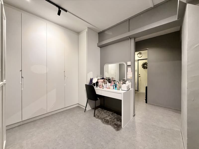 437 Woodlands Street 41, 437 Woodlands Street 41, 3 Bedrooms, 904 sqft, HDB Flat For Sale, by Kevin Sangju, 500174215 - Common Bedroom/Walk-In Wardrobe Vanity - PropertyGuru.com.sg
