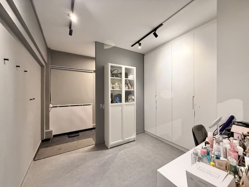 437 Woodlands Street 41, 437 Woodlands Street 41, 3 Bedrooms, 904 sqft, HDB Flat For Sale, by Kevin Sangju, 500174215 - Common Bedroom/Walk-In Wardrobe Vanity - PropertyGuru.com.sg