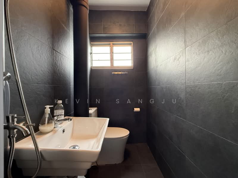 437 Woodlands Street 41, 437 Woodlands Street 41, 3 Bedrooms, 904 sqft, HDB Flat For Sale, by Kevin Sangju, 500174215 - Common Bathroom - PropertyGuru.com.sg