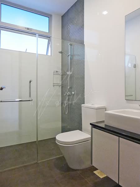 Semi-D with Pool @ Serangoon Gdn Estate, , 6 Bedrooms, 5,000 sqft, Semi-Detached House For Rent, by Nicole Lim, 500174229 - Bathroom - PropertyGuru.com.sg