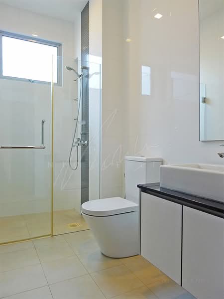 Semi-D with Pool @ Serangoon Gdn Estate, , 6 Bedrooms, 5,000 sqft, Semi-Detached House For Rent, by Nicole Lim, 500174229 - Bathroom - PropertyGuru.com.sg