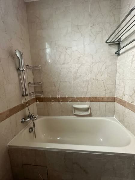 Tanglin Regency, 383 Tanglin Road, 3 Bedrooms, 1,109 sqft, Condominium For Rent, by Catherine Lia Degawidjaja, 500174258 - Bathroom - PropertyGuru.com.sg