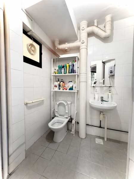 515 Jurong West Street 52, 515 Jurong West Street 52, 2 Bedrooms, 807 sqft, HDB Flat For Sale, by Wilson Mah, 500174277 - Bathroom - PropertyGuru.com.sg