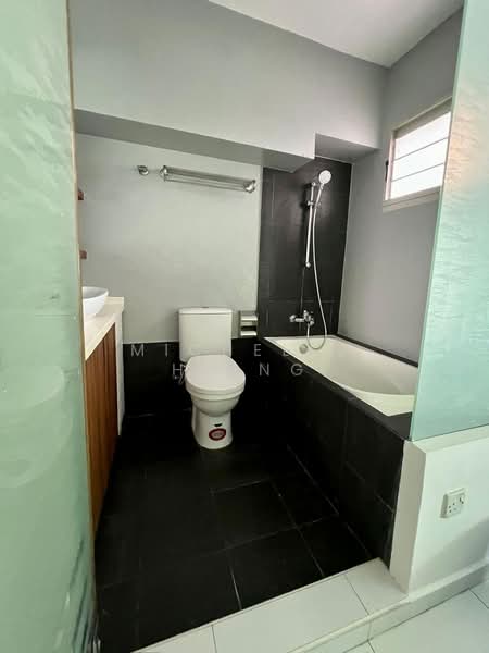 103A Edgefield Plains, 103A Edgefield Plains, 3 Bedrooms, 1,184 sqft, HDB Flat For Rent, by Michelle Hiang, 500174313 - Bathroom - PropertyGuru.com.sg