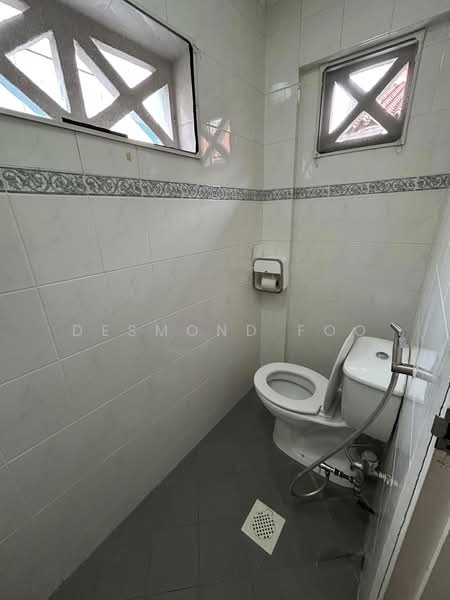 Shophouse office near Telok Ayer MRT, Amoy Street, 1,000 sqft, Office For Rent, by Desmond Foo, 500174318 - Bathroom - CommercialGuru.com.sg