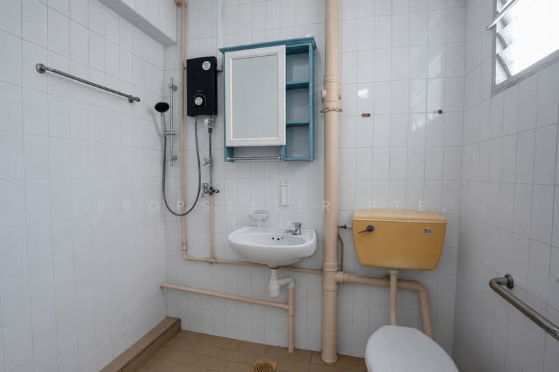 403 Fajar Road, 403 Fajar Road, 3 Bedrooms, 904 sqft, HDB Flat For Sale, by ADNIX LIU, 500174350 - Bathroom - PropertyGuru.com.sg