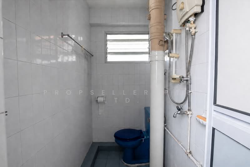 403 Fajar Road, 403 Fajar Road, 3 Bedrooms, 904 sqft, HDB Flat For Sale, by ADNIX LIU, 500174350 - Bathroom - PropertyGuru.com.sg