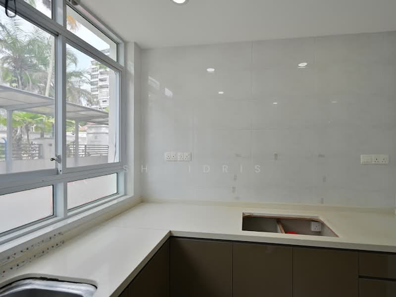 Loyang Court, Jalan Loyang Besar, 6 Bedrooms, 1,917 sqft, Terraced House For Rent, by SH. Idris, 500174353 - Kitchen - PropertyGuru.com.sg