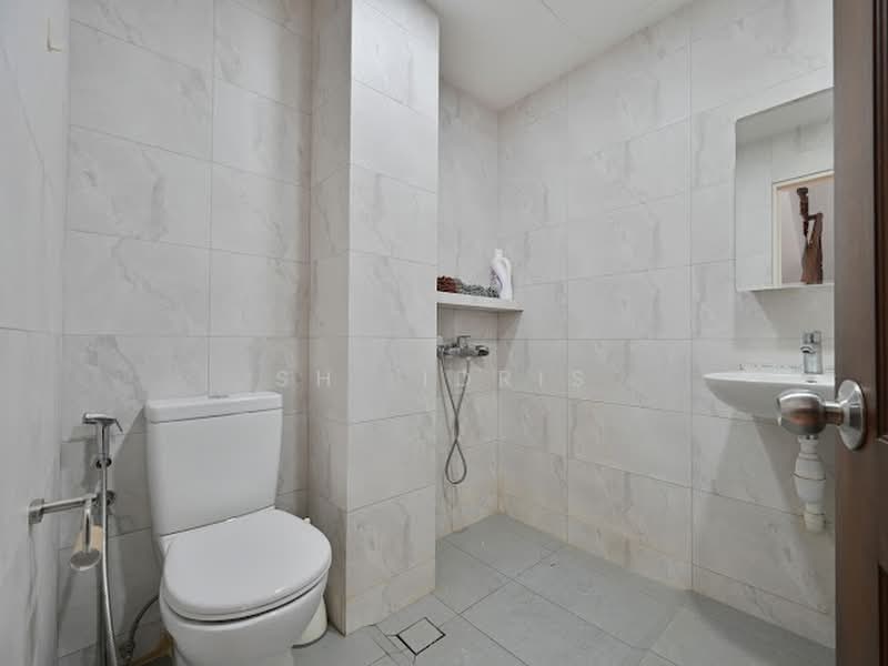 Loyang Court, Jalan Loyang Besar, 6 Bedrooms, 1,917 sqft, Terraced House For Rent, by SH. Idris, 500174353 - Bathroom - PropertyGuru.com.sg