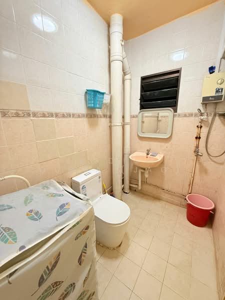 259C Compassvale Road, 259C Compassvale Road, 3 Bedrooms, 969 sqft, HDB Flat For Rent, by Jagdish Gupta (JAG), 500174364 - Bathroom - PropertyGuru.com.sg