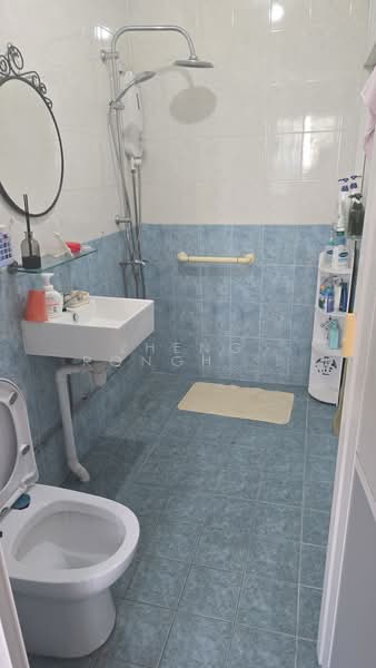 297 Bukit Batok Street 22, 297 Bukit Batok Street 22, Room Rental, 120 sqft, HDB Flat For Rent, by Zheng Ronghua 郑荣华, 500174365 - Bathroom - PropertyGuru.com.sg
