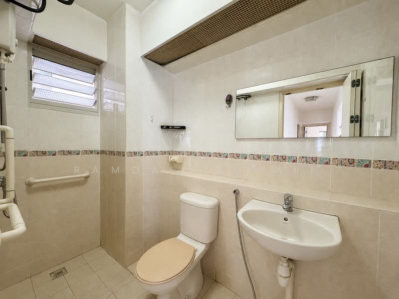 395 Bukit Batok West Avenue 5, 395 Bukit Batok West Avenue 5, 3 Bedrooms, 990 sqft, HDB Flat For Sale, by Ramdali Jumali, 500174374 - Bathroom - PropertyGuru.com.sg