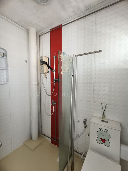 450E Tampines Street 42, 450E Tampines Street 42, 3 Bedrooms, 1,130 sqft, HDB Flat For Sale, by DESMOND TEO, 500174427 - Common Toilet - PropertyGuru.com.sg