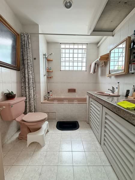 Seletar Terrace, , 4 Bedrooms, 2,400 sqft, Terraced House For Sale, by Dane Kau 高国豪, 500174440 - Bathroom - PropertyGuru.com.sg