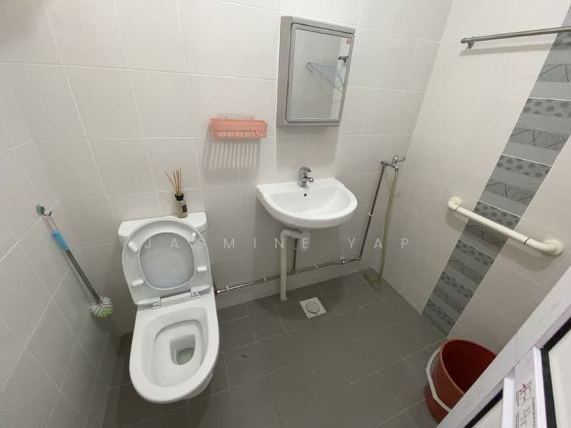 144 Bedok Reservoir Road, 144 Bedok Reservoir Road, 2 Bedrooms, 688 sqft, HDB Flat For Rent, by Jasmine Yap, 500174529 - Bathroom - PropertyGuru.com.sg