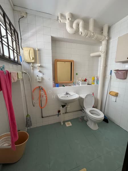 617 Choa Chu Kang North 7, 617 Choa Chu Kang North 7, 3 Bedrooms, 1,152 sqft, HDB Flat For Sale, by Joanne Chong, 500174559 - Bathroom - PropertyGuru.com.sg